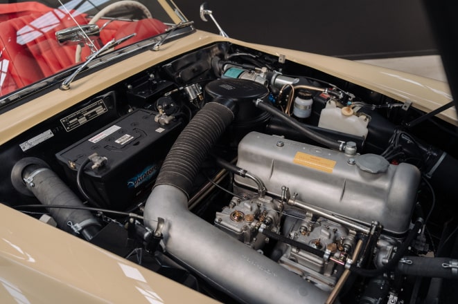 The Mercedes Benz 190SL, 1962 engine